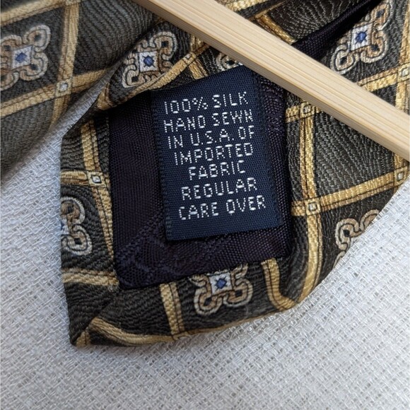 Roundtree & Yorke 100% Silk Green Gold Geometric Floral Necktie Handmade In USA - Picture 3 of 8